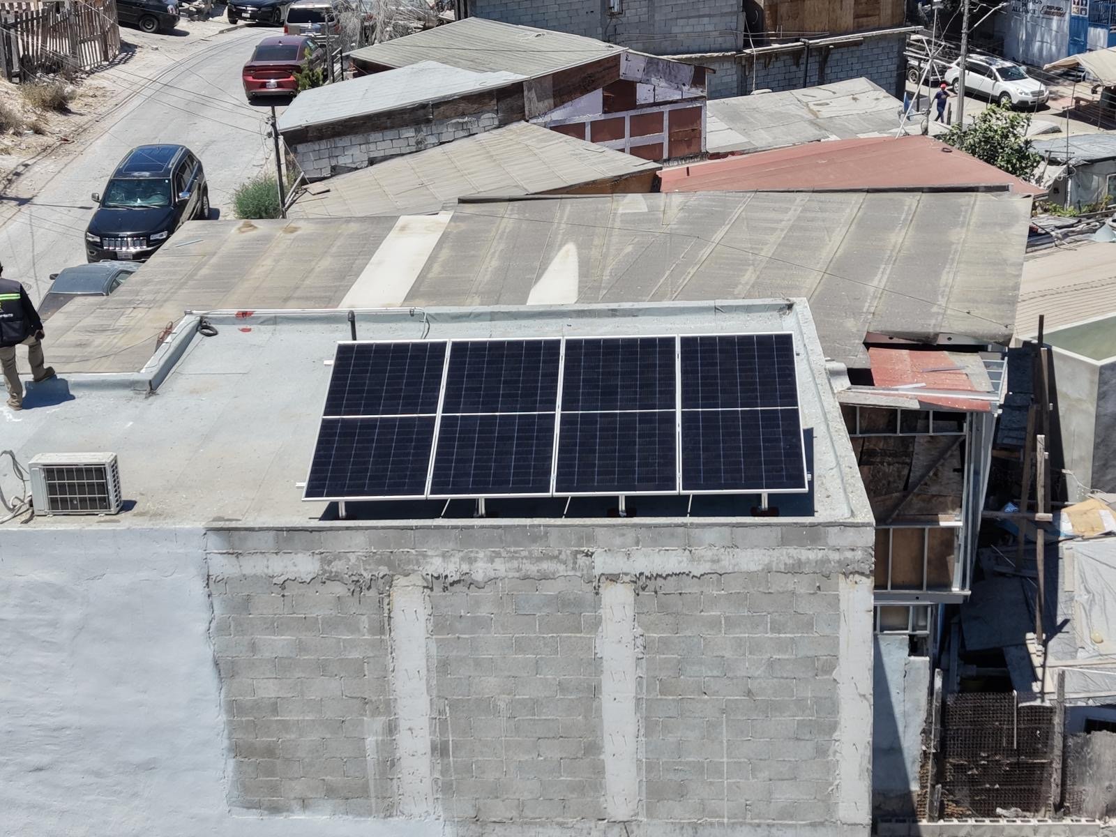 Instalación de paneles solares con vista a la ciudad - Solar Experts Tijuana