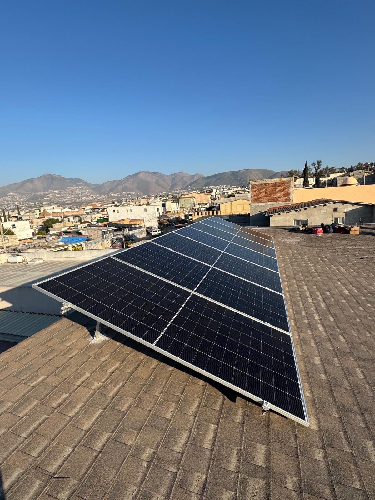 Instalación de paneles solares en día nublado - Solar Experts Tijuana