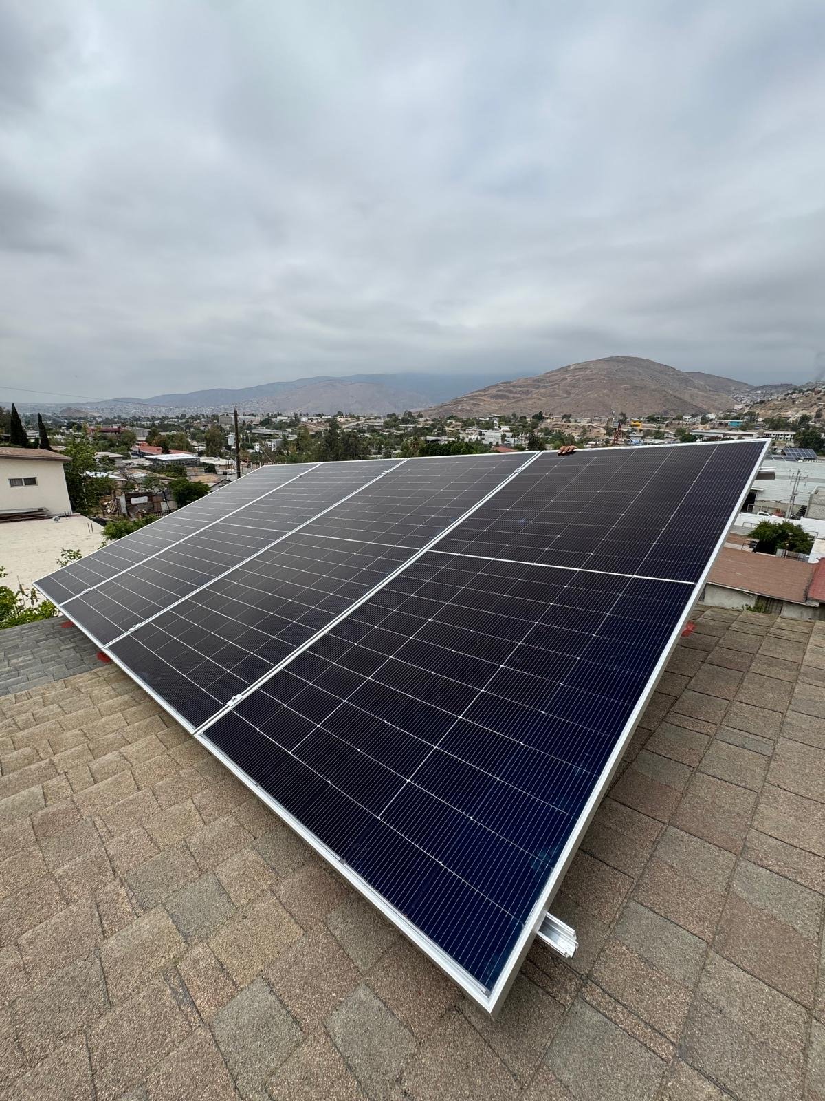 Instalación de paneles solares en techo residencial - Solar Experts Tijuana