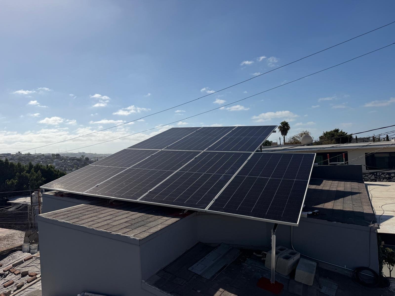 Instalación de paneles solares con técnico - Solar Experts Tijuana