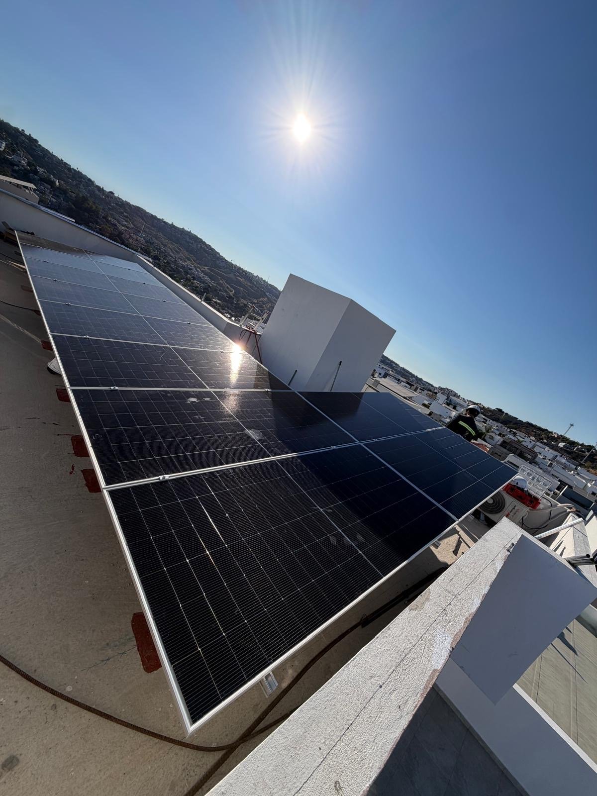 Instalación de paneles solares al atardecer - Solar Experts Tijuana